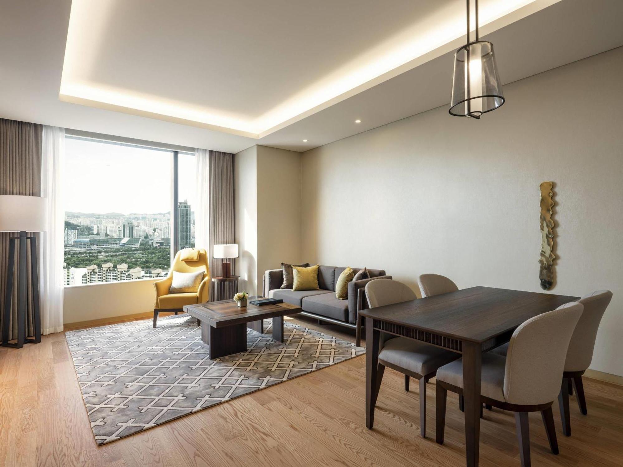 Deluxe One-Bedroom Suite